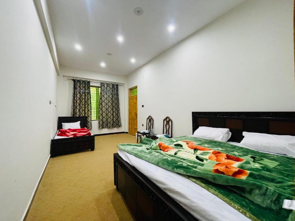 En eller flere senge i et værelse på The Abbott Crown Hotel Rajwal