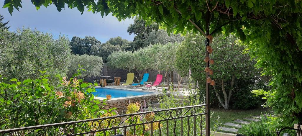 ein Pool in einem Garten mit einem Zaun in der Unterkunft Villa en Provence piscine au calme entre Arles Nîmes Avignon in Beaucaire