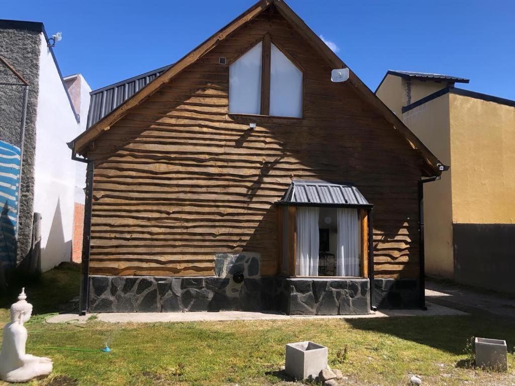 una casa con una ventana en un lado en El Amparo en Esquel