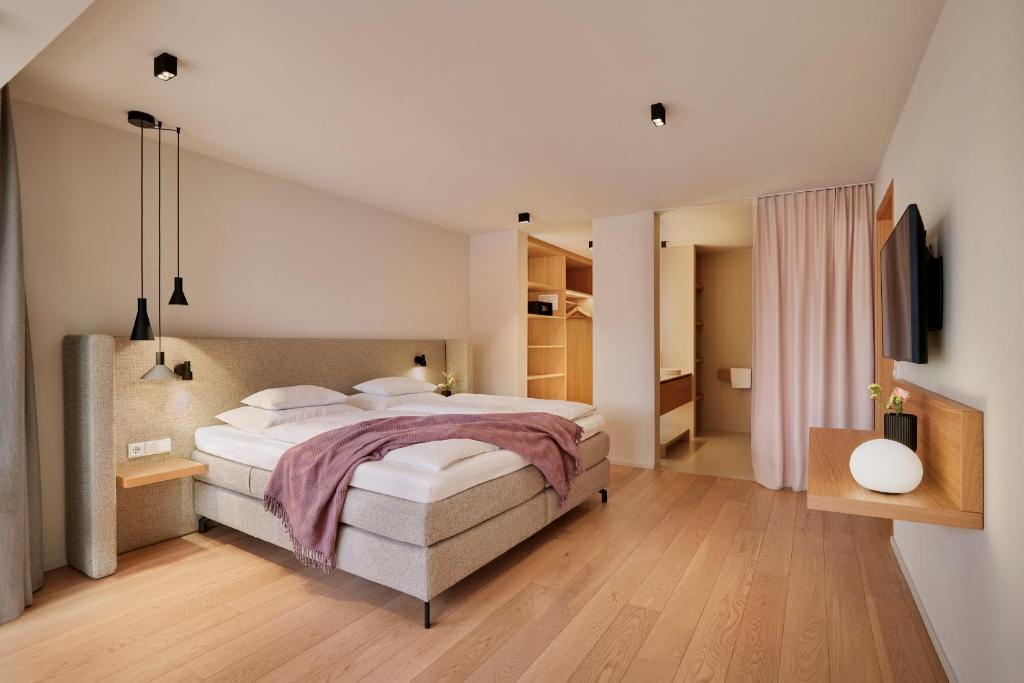 ein Schlafzimmer mit einem großen Bett in einem Zimmer in der Unterkunft Haven Mountain Retreat in St. Johann im Pongau