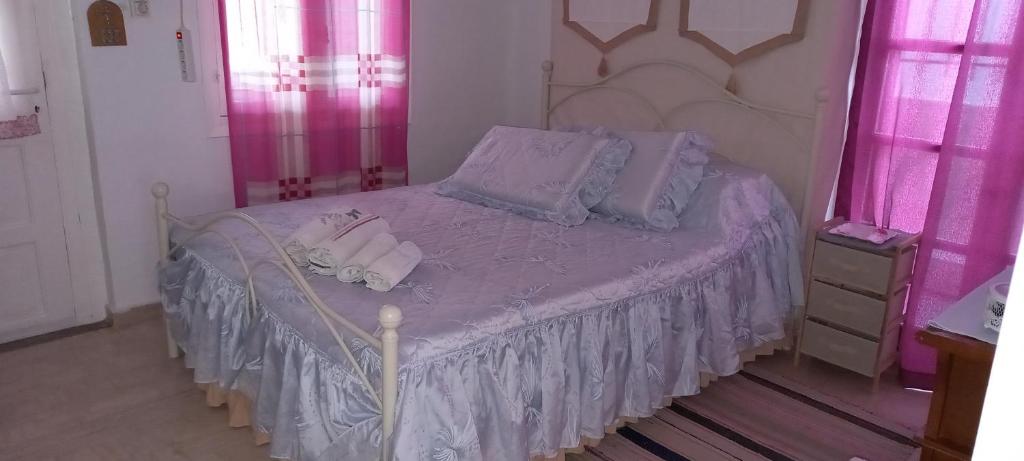 Łóżko lub łóżka w pokoju w obiekcie Elizas house