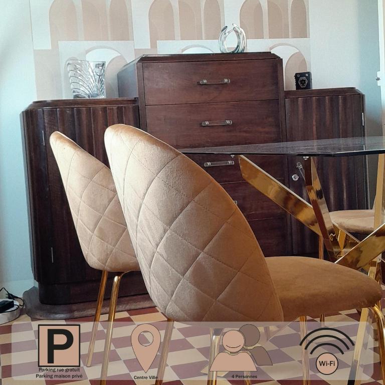 une table en verre avec deux chaises et une commode dans l'établissement Un brin de bonheur, à Troyes