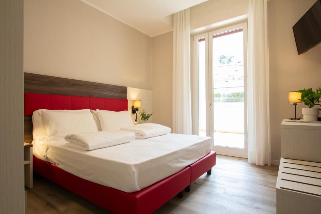 Postel nebo postele na pokoji v ubytování Hotel Benacus Torri del Benaco