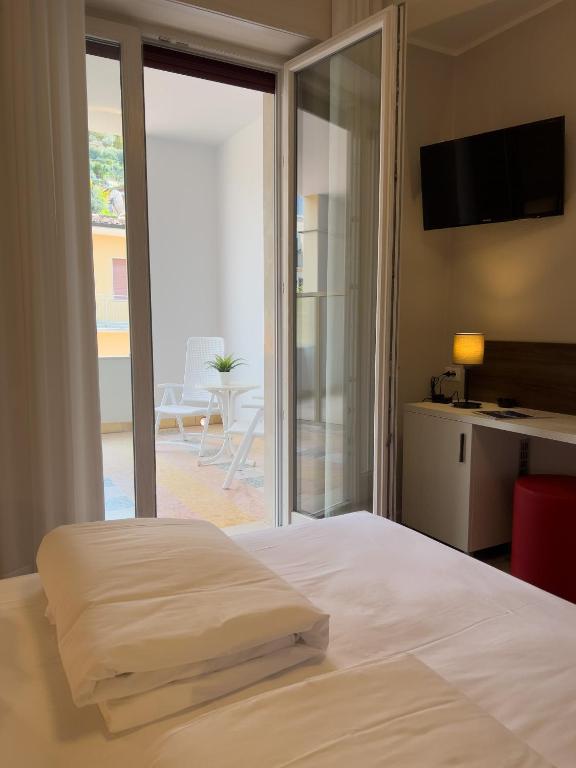 Postel nebo postele na pokoji v ubytování Hotel Benacus Torri del Benaco