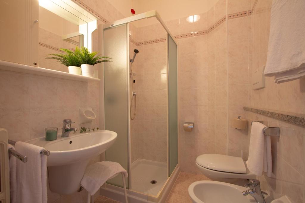 Koupelna v ubytování Hotel Benacus Torri del Benaco