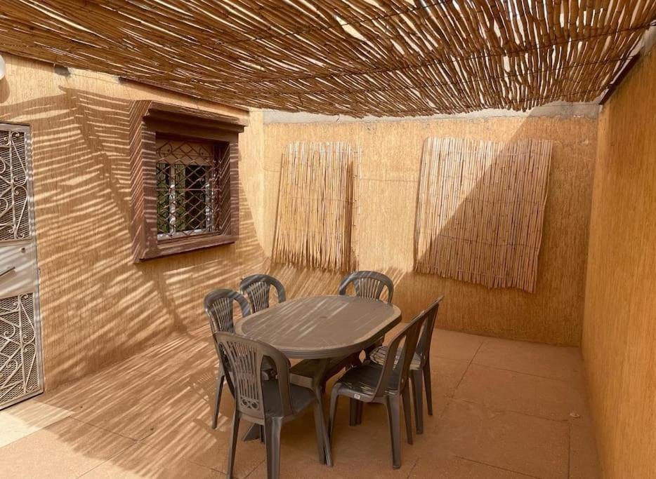 een tafel en stoelen op een patio bij Maison avec terrasse et spa in Oujda