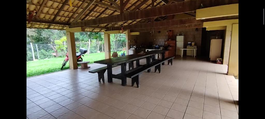 een kamer met een tafeltennistafel in een huis bij Sítio Conecte in Esmeraldas