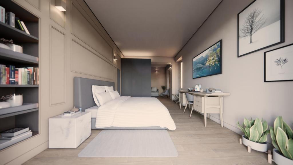 Schlafzimmer mit einem weißen Bett und einem Schreibtisch in der Unterkunft Hotel Du Lac & SPA in Bellagio