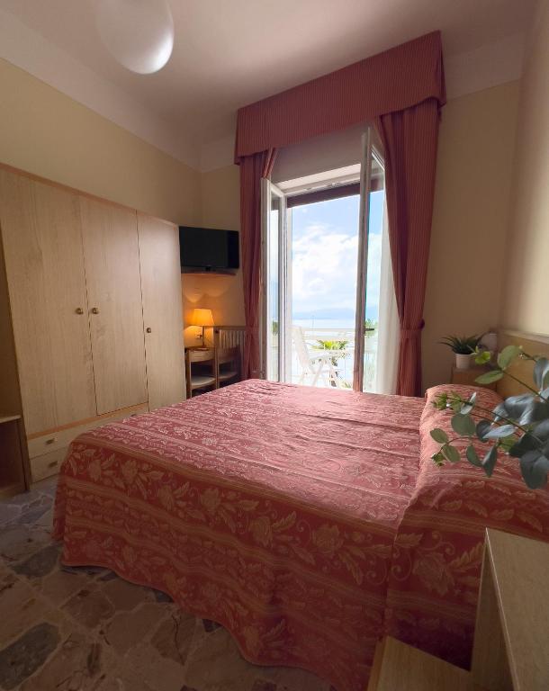 Postel nebo postele na pokoji v ubytování Hotel Benacus Torri del Benaco