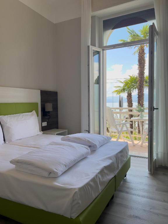 Postel nebo postele na pokoji v ubytování Hotel Benacus Torri del Benaco