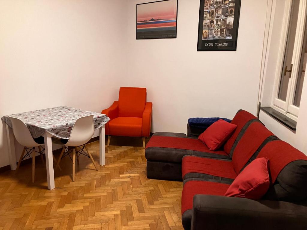 un soggiorno con divano e tavolo di Casa Vigevanese CIR 018177-LNI-00019 a Vigevano