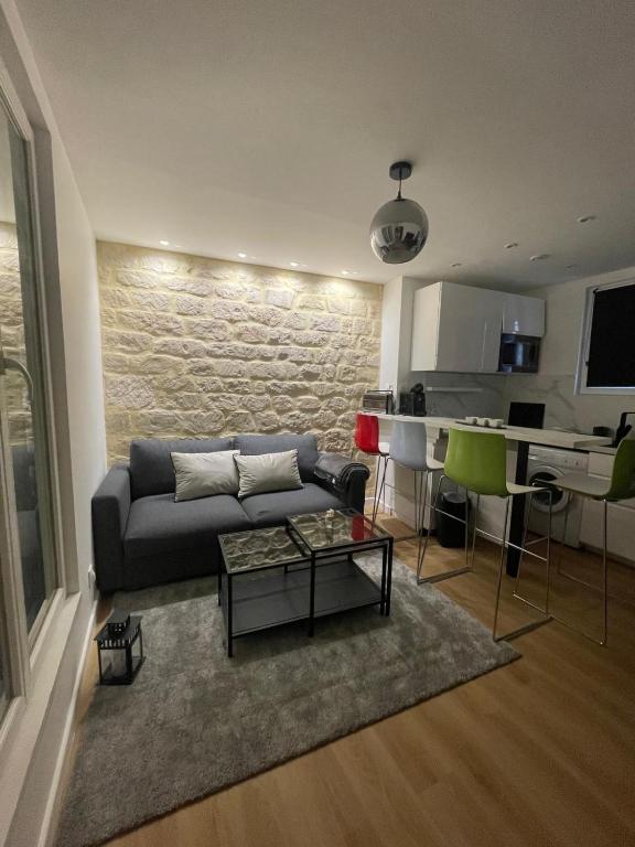 un salon avec un canapé et une table dans l'établissement La Bastille, à Paris