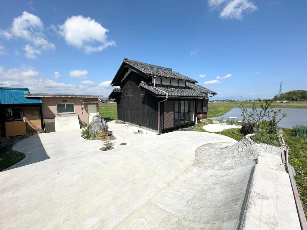 une maison avec une rampe de skateboard devant une maison dans l'établissement sikari Vacation STAY 95401v, à Takashima