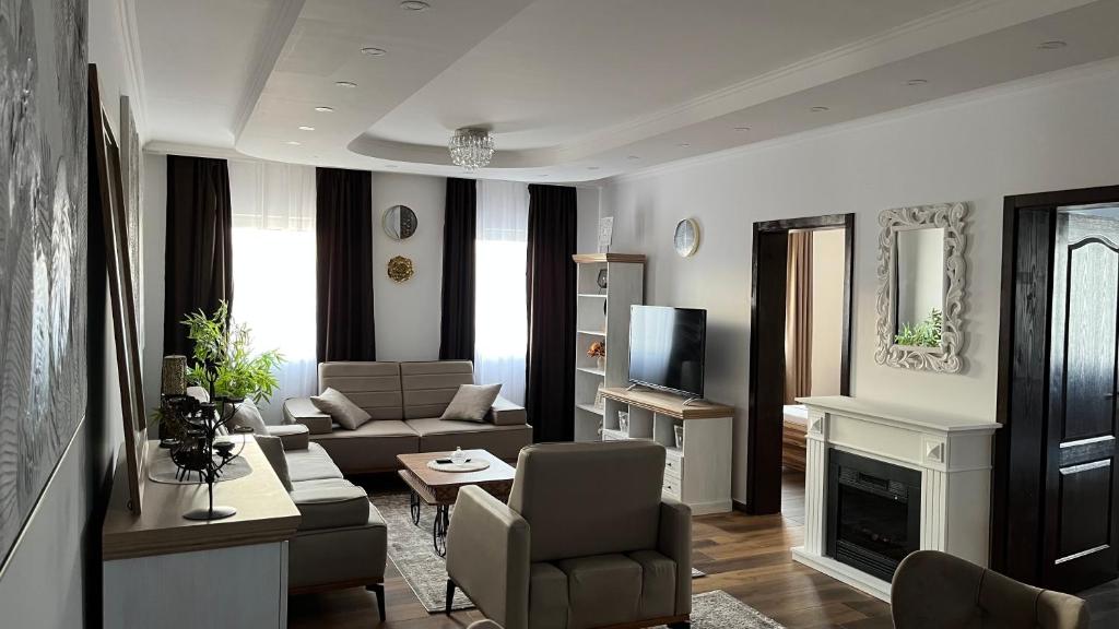 sala de estar con sofá y chimenea en Airport SKY apartments LUX en Belgrado