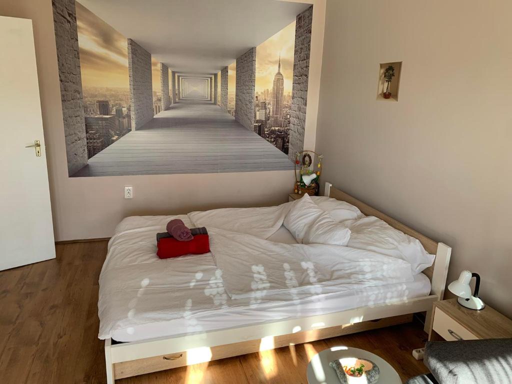 um quarto com uma cama com um quadro na parede em Sweet-home erkélyes apartman Kaposvár em Kaposvár