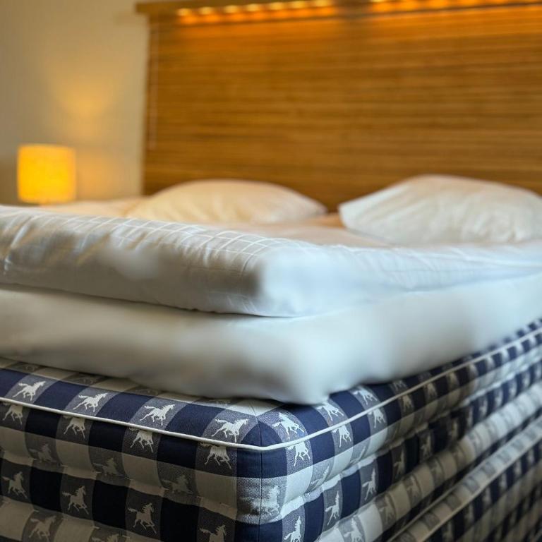 Postel nebo postele na pokoji v ubytování Hotell Gillet i Köping
