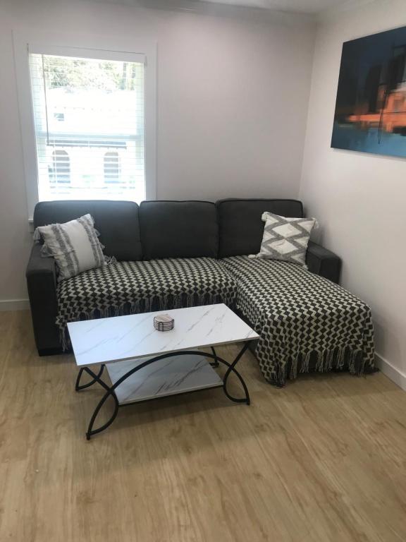 uma sala de estar com um sofá e uma mesa de centro em Peaceful Relaxation and Comfort em Hilton Head Island