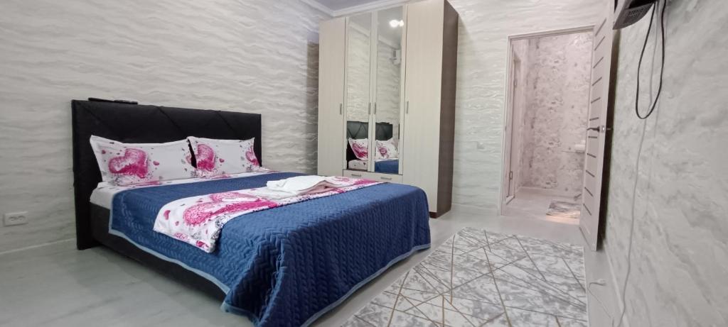 a bedroom with a bed and a walk in shower at Жк K7 Family 1-комнатная in Atyrau