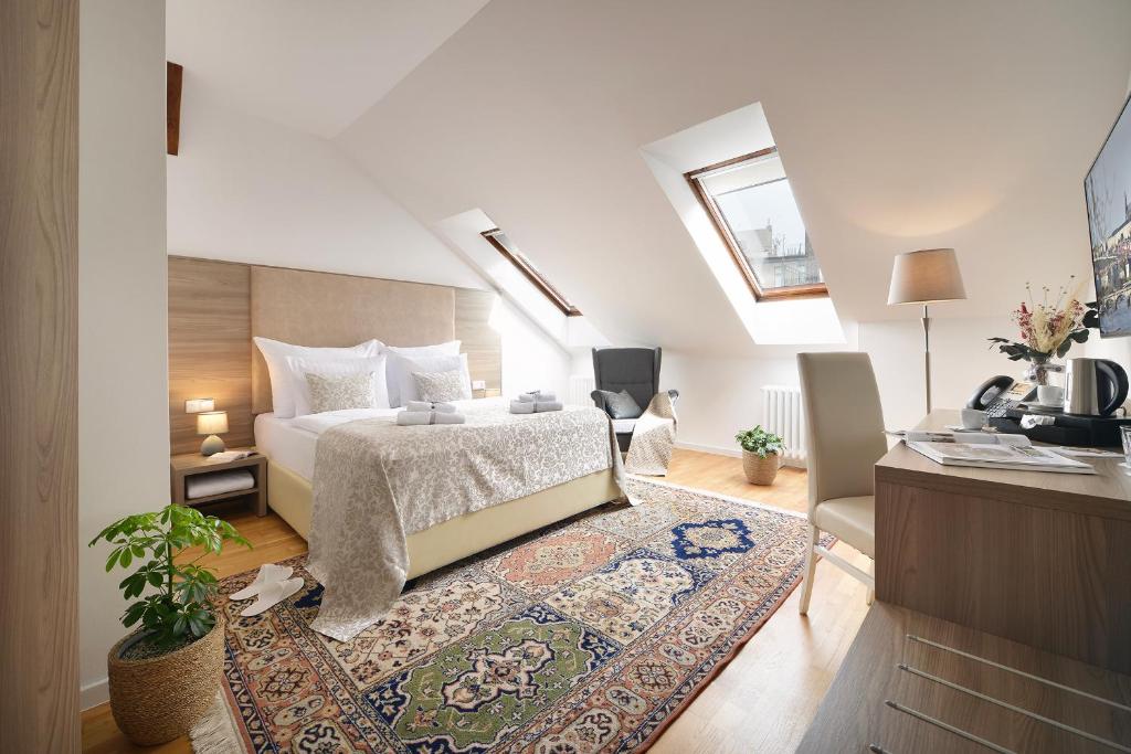 um quarto com uma cama king-size e um tapete em Prague Old Town Residence em Praga