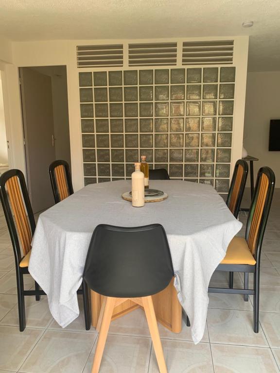 TV a/nebo společenská místnost v ubytování Bas de villa de 3 chambres et spa