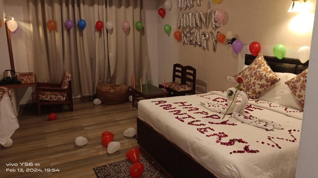 een slaapkamer met een bed met rode letters erop bij Hotel Grand Aziz in Srinagar