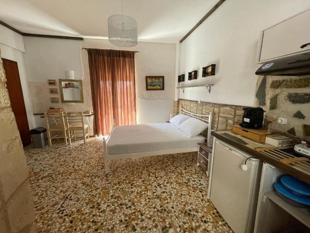 a small room with a bed and a kitchen at Efi studios 2 in Kardamaina