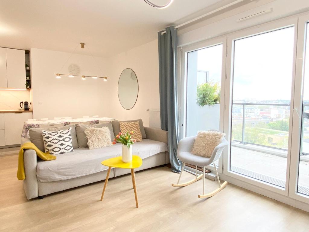 un salon avec un lit et une fenêtre dans l'établissement Triplex neuf avec toit-terrasse au pied du Métro - 10min PARIS EXPO - 4 rooms 6 beds, à Bagneux