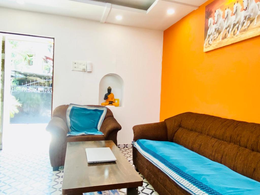 uma sala de estar com um sofá e uma mesa em Separate 2 AC Rooms Kalyani Nagar Near Pune Airport Osho Garden WTC em Pune