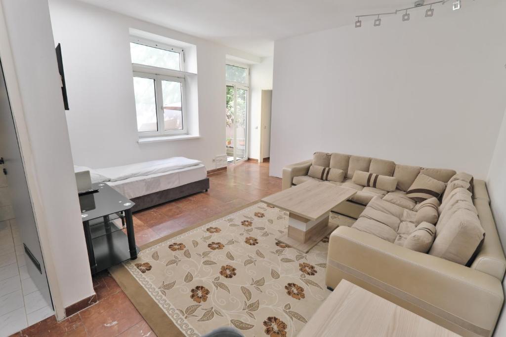 ein Wohnzimmer mit einem Sofa und einem Tisch in der Unterkunft Mariahilf Apartment in Wien