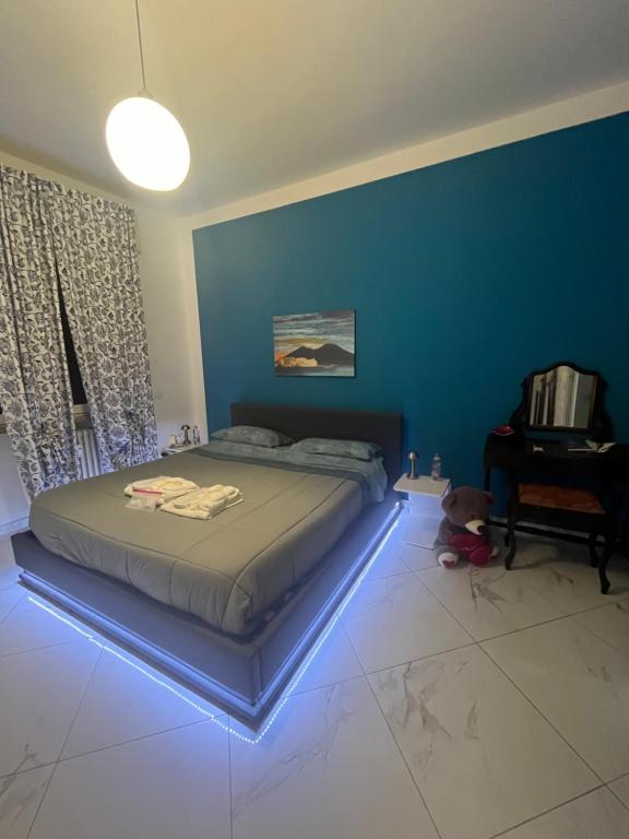 una camera con un letto con una parete blu di Luxury home stanza in appartamento condiviso a Cremona