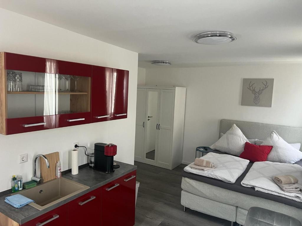 Kuchyň nebo kuchyňský kout v ubytování Fremdenzimmer Pisarevic Gasthof Hirsch