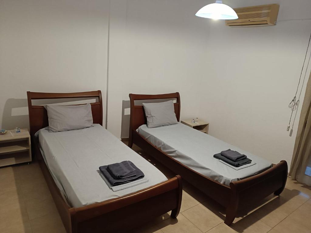 2 camas en una habitación pequeña con faldas en Nikos apartment (center of Kavala), en Kavala