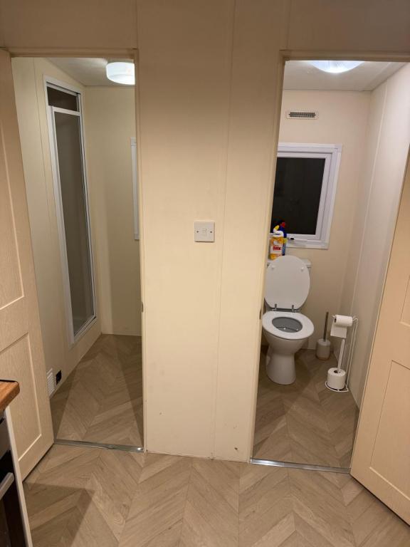 Koupelna v ubytování F04 Dawlish Sands 4 bedroom 8 berth static