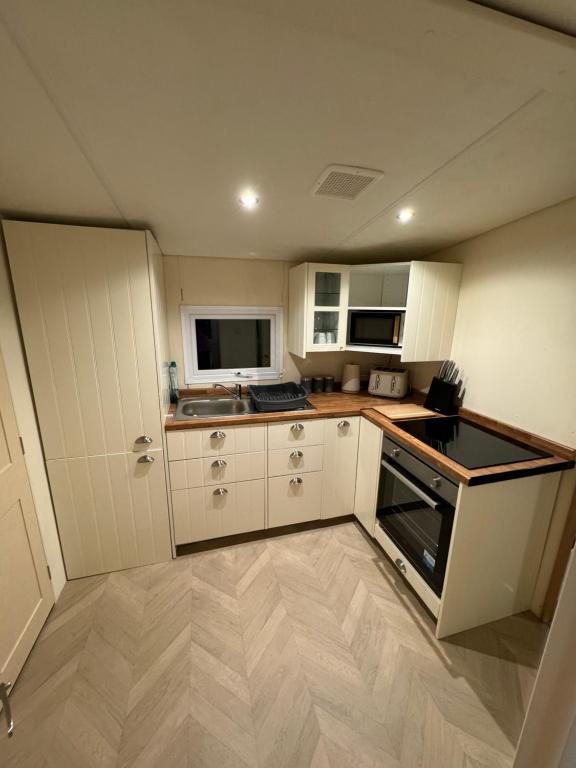 Kuchyň nebo kuchyňský kout v ubytování F04 Dawlish Sands 4 bedroom 8 berth static