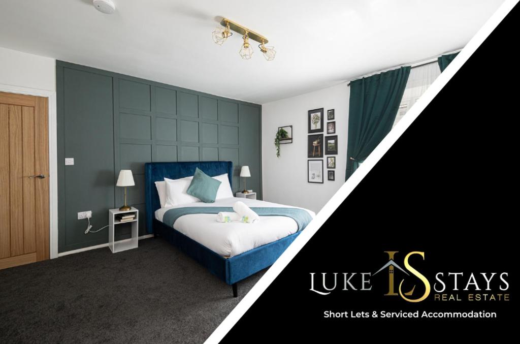 una camera con letto blu e testiera blu di Luke Stays Bainbridge street, Durham a Leamside