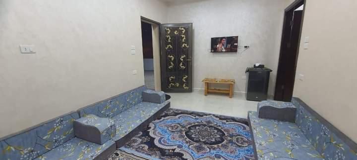 sala de estar con sofá y puerta en استديوهات الجبل, en Jerash
