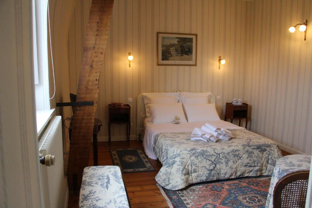 a small bedroom with a bed and a window at Le Clos Boutenelle in Éperlecques