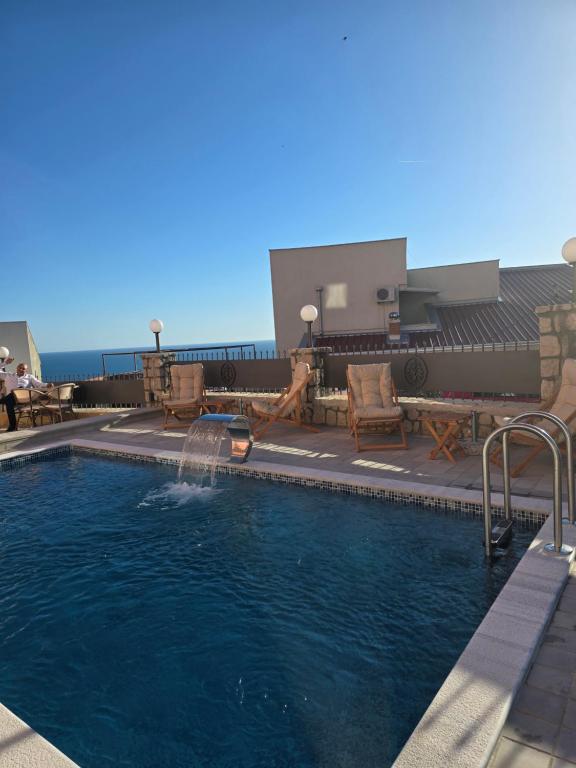 een zwembad met een fontein op een patio bij Apartments Mediteran in Ulcinj