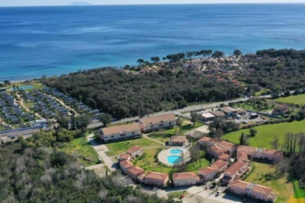 une vue aérienne d'une maison avec piscine dans l'établissement Appartement tout confort 4 personnes Moriani Santa Maria-Poggio, à Santa-Maria-Poggio