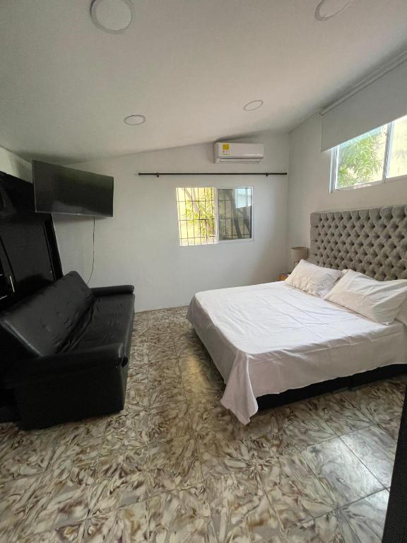 La casa de flor في كارتاهينا دي اندياس: غرفة نوم بها سرير وكرسي