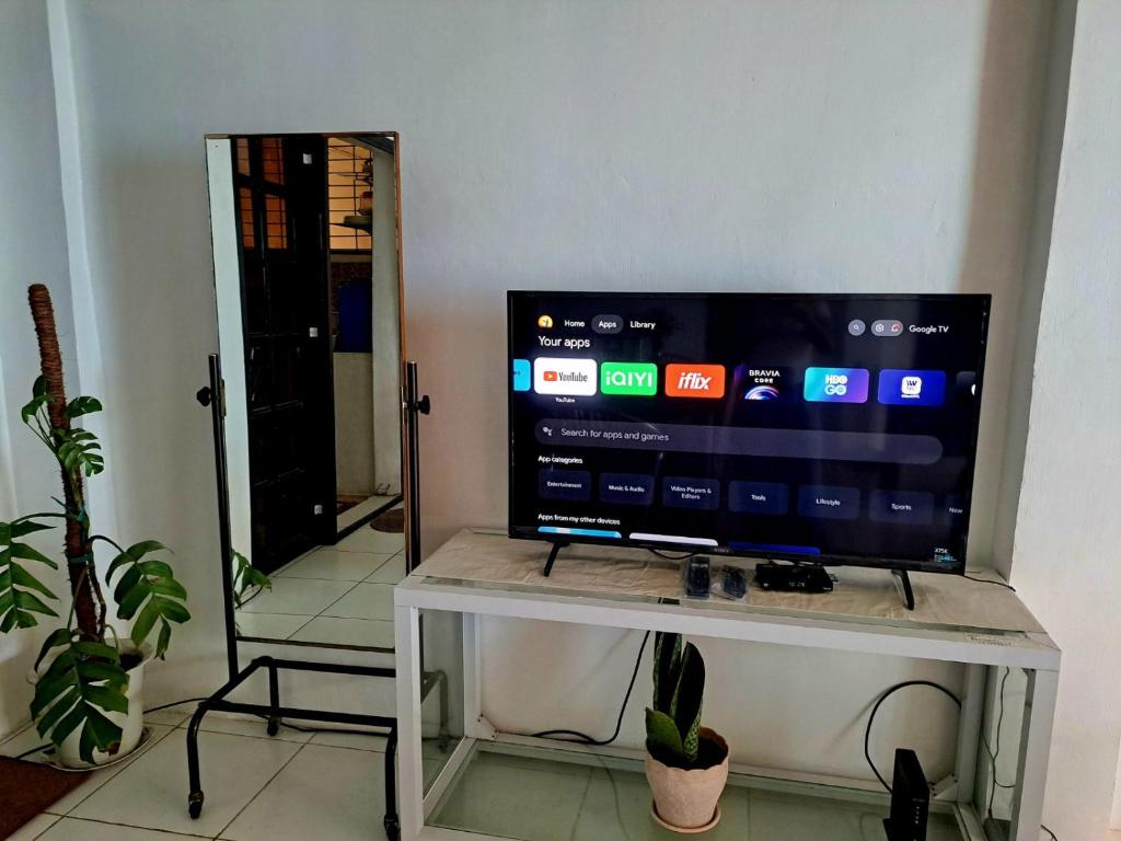 TV a/nebo společenská místnost v ubytování Lucky one transient 3mins walk from whart