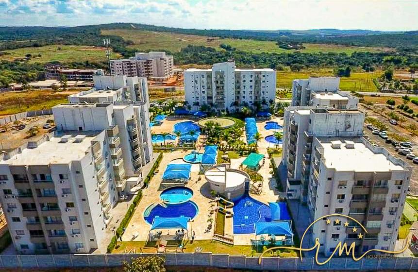 uma vista aérea de um complexo de apartamentos com edifícios em Lagoa Flat Service RM Hopsedagem em Caldas Novas