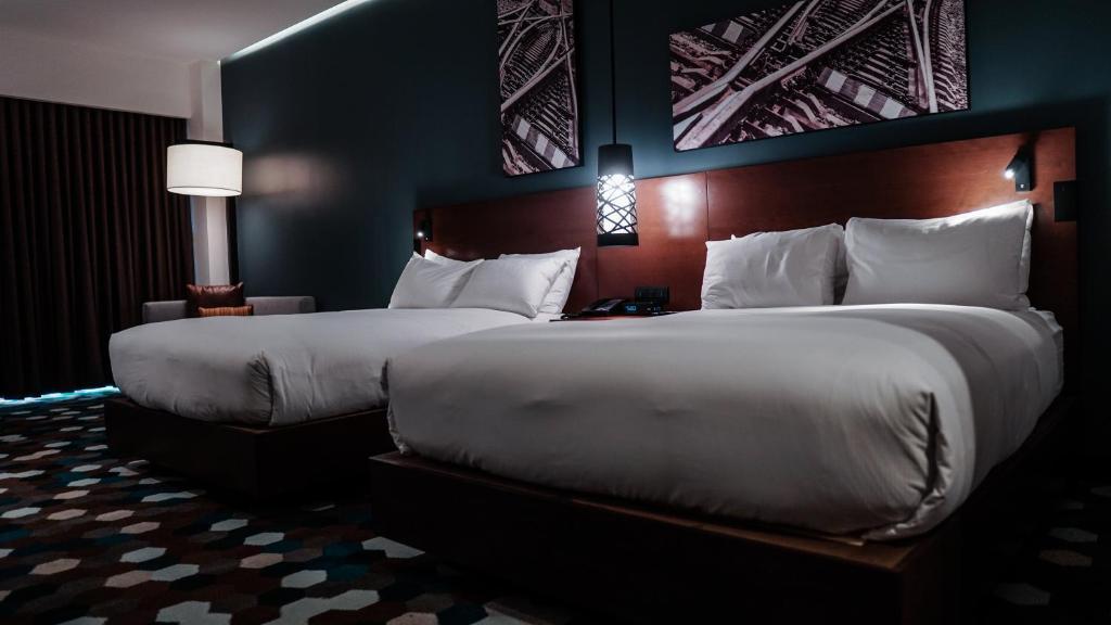 Postel nebo postele na pokoji v ubytování Doubletree By Hilton Celaya