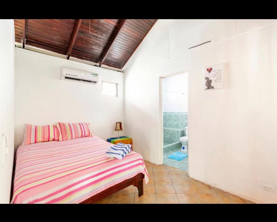 Postel nebo postele na pokoji v ubytování bungalow cactus frente ala playa