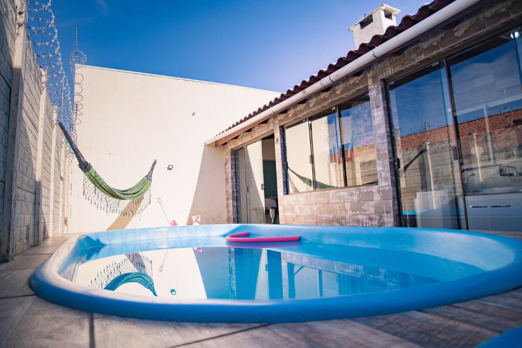 a large blue tub sitting in front of a building at Casa Areal,1 Suíte, 2 Quartos Climatizados, piscina e Estacionamento 2 carros in Pelotas