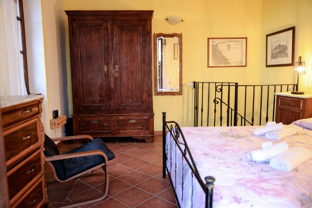 a bedroom with a bed and a dresser and a drawer at Ca' Tonino in Bagnone