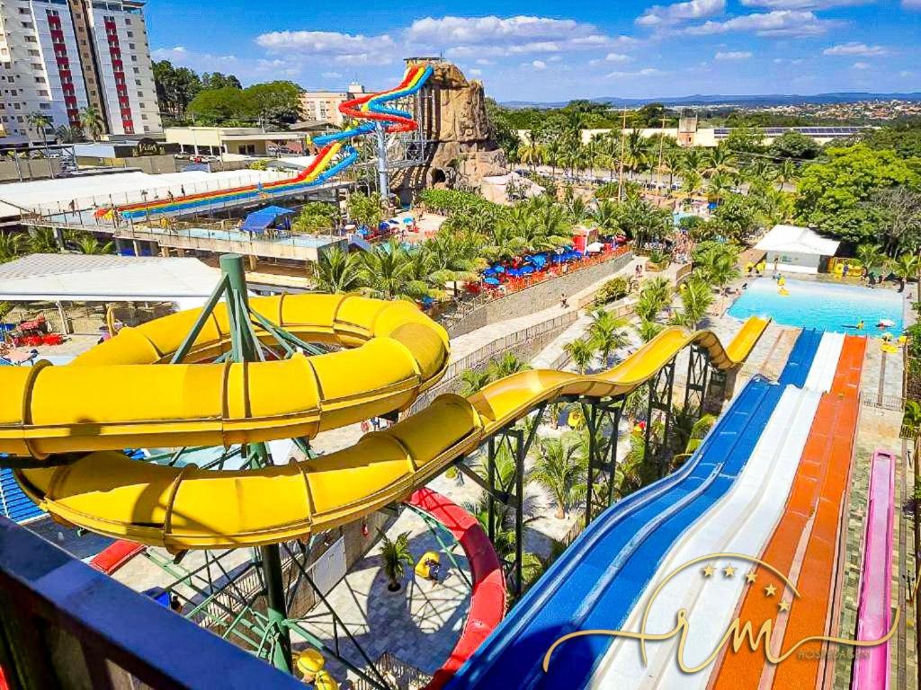 カルダス・ノバスにあるPiazza diRoma RM Hopedagem com Acesso Acqua Park/Splashの滑り台とジェットコースターのある遊園地