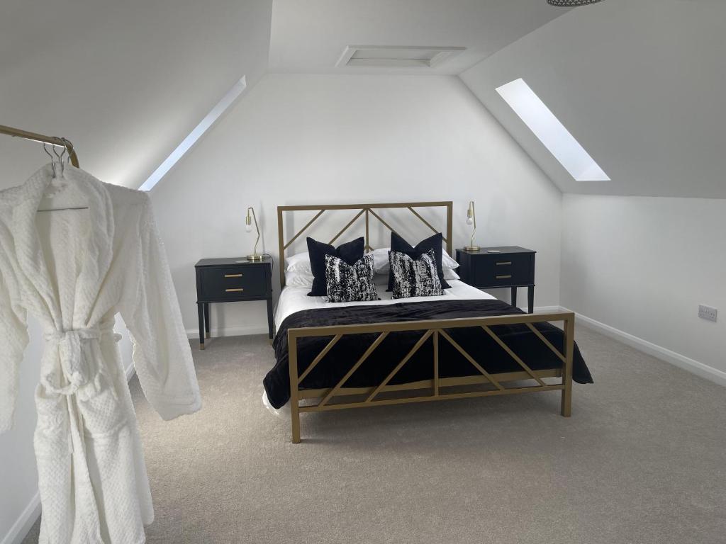 Llit o llits en una habitació de Inverness luxury highland NC500 hideaway
