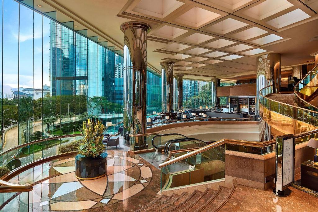 una hall con vista su un edificio di JW Marriott Hotel Hong Kong a Hong Kong