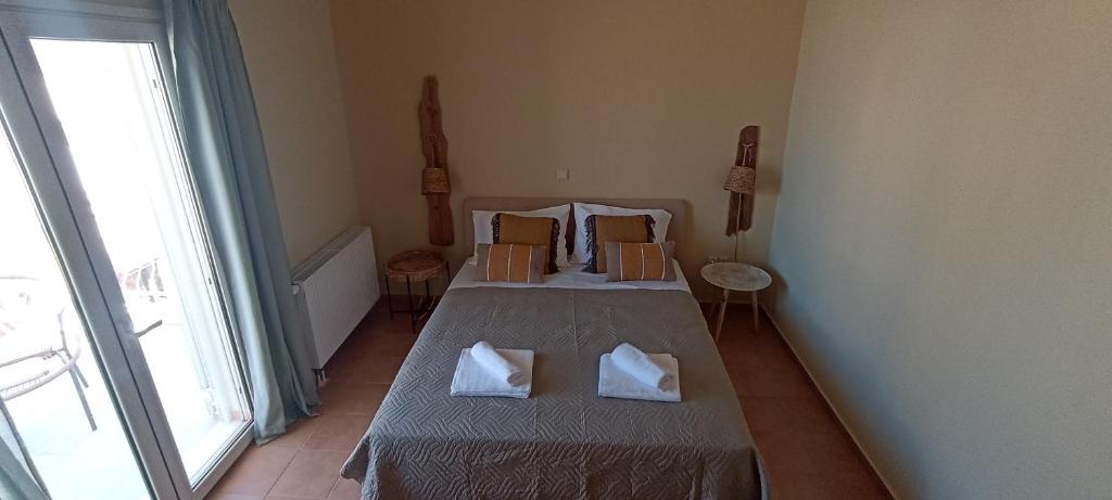 Un dormitorio con una cama con dos almohadas encima. en Casa Lazareta, en La Canea